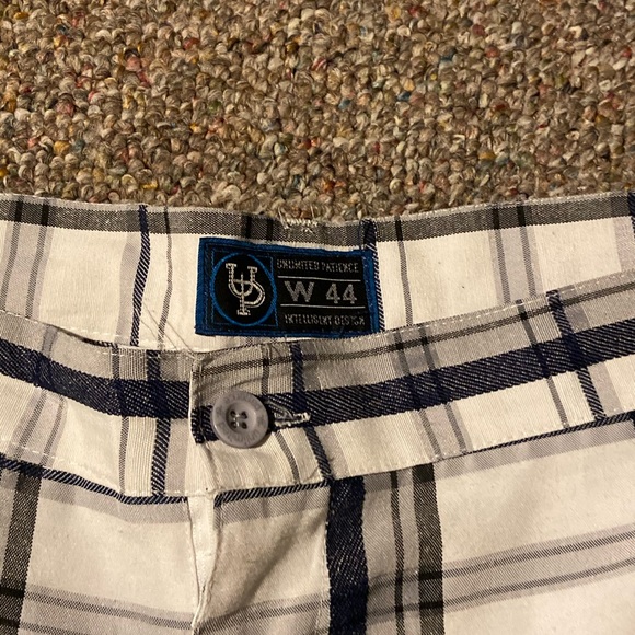 Mens shorts, good condition. Sz 44 smoke free - Picture 2 of 6